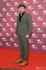 组图：《继续活着》发布会 琼安着红裙手舞足蹈