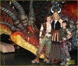 组图：海蒂-克鲁姆上演舞台剧 揭秘《驯龙高手》