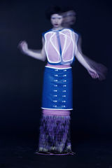 组图：夏永康携文咏珊设计光影梦幻造型