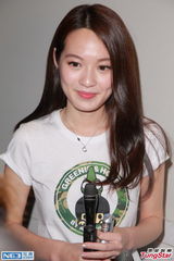 组图：梁咏琪随彭浩翔影院谢票 展现成熟美