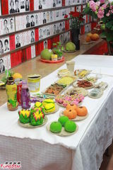 组图：梅艳芳49岁冥寿粉丝拜祭 明年可能办十周年悼念会