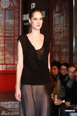 组图：Lisa S.出席巴黎时装周 不信末日论