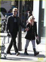 组图：艾薇儿与未婚夫幸福牵手压马路