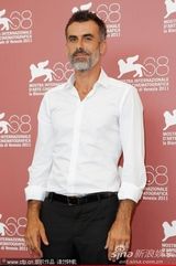 组图：《夜幕降临之时》发布会 导演获主演献吻