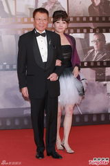 组图：黄岳泰夫妇走红毯 妻子白色蓬裙显活力