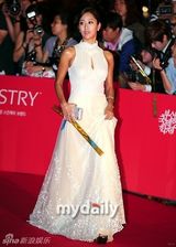 组图：李贤宇金素妍等星亮相釜山电影节开幕式