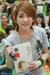 组图：刘忻跨界出传记 当场脱袜换穿水晶鞋