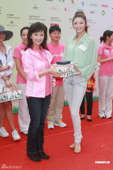 组图：赵雅芝优雅现身活动 两颊显消瘦