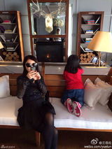 组图：王岳伦一家美国度假 Angela吃光食物