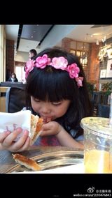 组图：吃货王诗龄见美食 两眼放光合不拢嘴