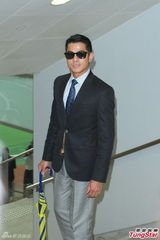 组图：郭富城爱驹初战马场夺冠 兴奋不已亲自下场