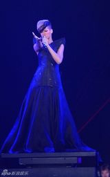 幻灯图集：蕾哈娜巡演 连身三角裤沿袭Gaga风潮