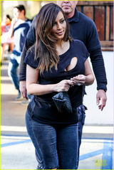 组图：卡戴珊与姐妹外出郊游 镂空衣豪放露半球