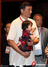 高清组图：姚明正式宣布退役 妻女现身留影纪念