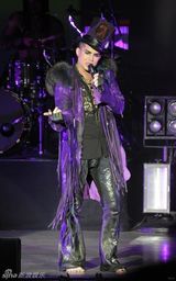 幻灯图集：《美偶》冠军亚当-兰伯特加拿大开唱