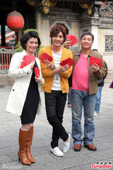 组图：贺军翔坦言将服兵役 拜月老求成家愿望