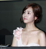 组图：韩智敏性感亮相宣传新片《朝鲜名侦探》