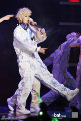 组图：韩新团B.A.P举办Showcase 前辈Secret助阵