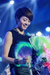 组图：梁咏琪黑衣皮裤酷劲十足 献经典情歌