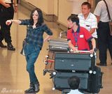 组图：王菲香港急赴名跌打馆治腰伤 下车需搀扶