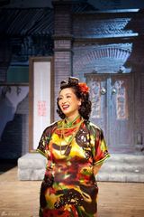 高清组图：秦海璐演《四世同堂》造型夸张 表演奔放