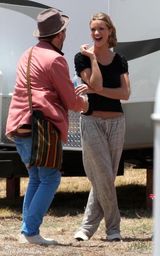 幻灯图集：《变形金刚3》新女星片场休闲不雅姿势