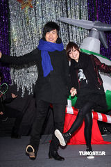 组图：王心凌胡彦斌携手开唱不惧严寒