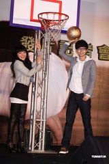 组图：胡夏趁胜追击推新辑 戴爱玲为其发片站台