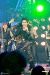 组图：周杰伦演唱会造型百变 与张惠妹合唱全场沸腾