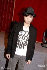 幻灯图：邓丽欣练气学歌 古巨基谈倪震桌球室事件