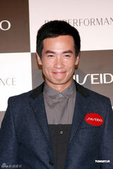 组图：廖碧儿亲自上阵为陈豪护肤 现场打情骂俏