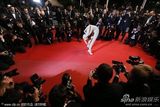 组图：女星戛纳红毯大秀柔术身体对折
