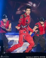 组图：王力宏个唱露腹肌 与女舞者惹火热吻