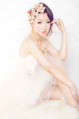 组图：李依馨拍裸背写真 性感魅惑不失优雅