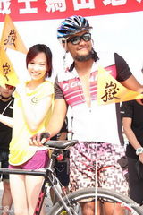 组图：张震岳抛颓废风走运动路线 骑单车环岛