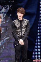 组图：金在中巡演台湾收官 宽肩窄腰细长腿