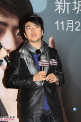 组图：郎朗关心黄晓明脚伤 保持联络送慰问