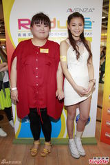 组图：周秀娜拍动作戏受伤 笑称要加片酬抵辛苦