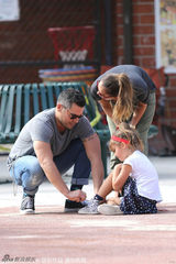 组图：阿尔芭一家甜蜜出游 与丈夫拥抱秀恩爱