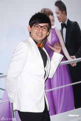 组图：小蜜桃办婚宴 王心凌低胸装现身当伴娘