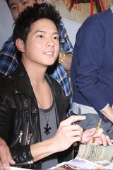 组图：宥胜签售新书 笑称被奶奶逼婚