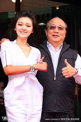 幻灯图集：大S白衣飘飘美丽动人 积极锻练体能