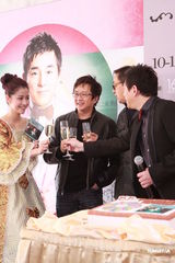 高清组图：吕方演唱会发布 获美女献吻庆生