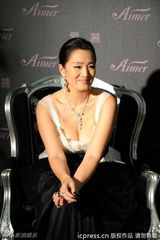 组图：巩俐低胸亮相时装周 性感蕾丝装搭灯笼裤