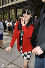 组图：卡莉-蕾甜美街拍 黑白方格裙秀美腿