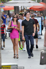 组图：超模克劳迪娅紧身裙抢镜 与神秘男逛街