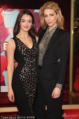 组图：《伊夫圣罗兰传》首映 女星撅臀秀乳抢镜