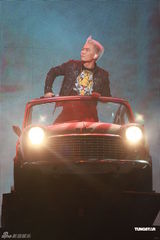 组图：任贤齐香港个唱白发登场 热吻好友陈升