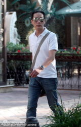 组图：24孝老公冯远征陪妻逛街耐心细致