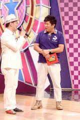 幻灯图：胡瓜节目进新摄影棚 潘慧如佩甄送花祝福 